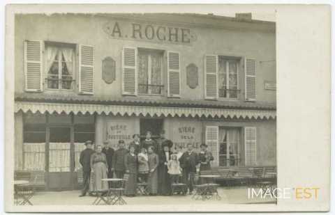 Groupe de personnes devant un café